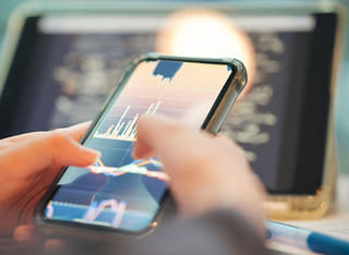 Investor dohlížející na průhledný postup výběrů a přesunů finančních prostředků