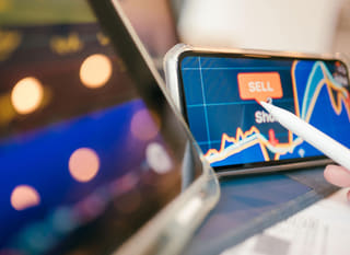 Trader analyzující Bitcoin, Ethereum a forexové opce na několika trzích
